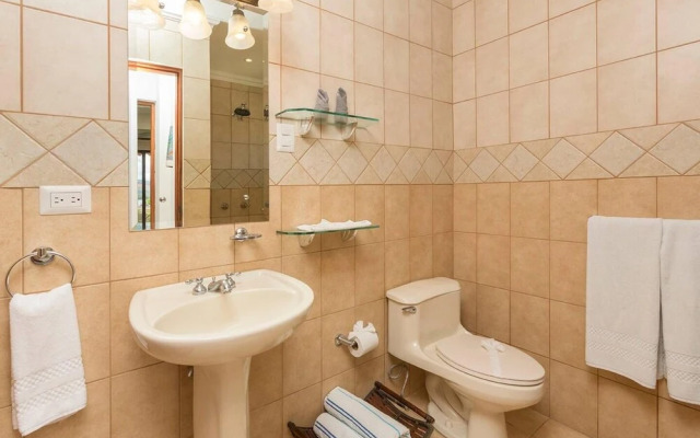 Ocean View Condo - Few minute walk to the beach and restaurants