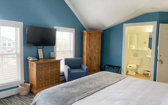 Harbor House Inn