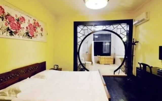 Fenghuang Qingke Yaju Hotel