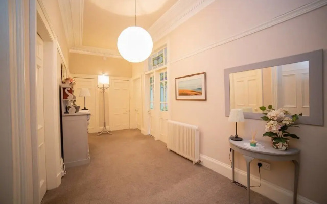 3 Bed Luxury West end Apt - Sleeps 6!