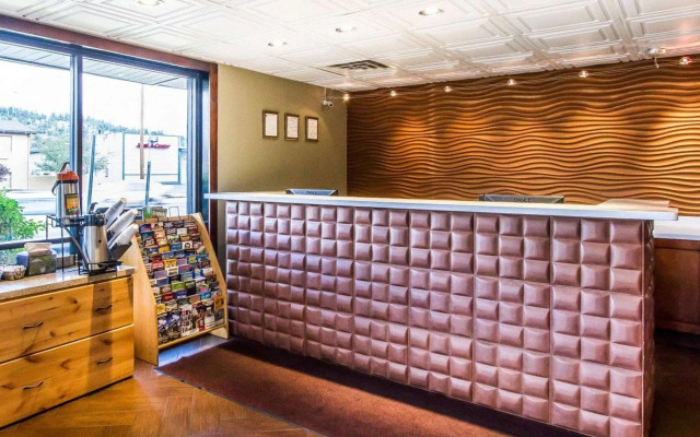 Econo Lodge University