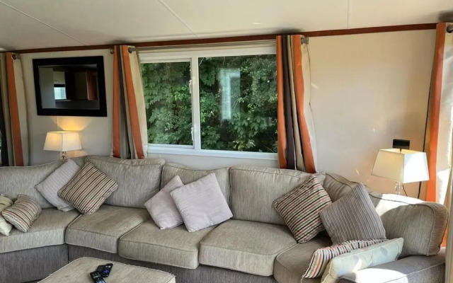 Spacious 2 bed Holiday Home Entertainment on Site