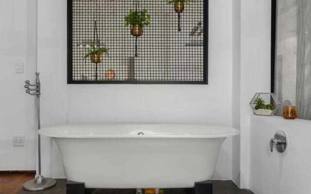 Wolroy House Apartments