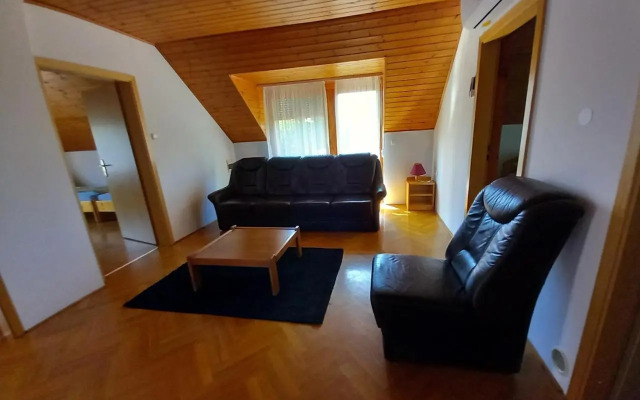 14 férőhelyes ház saját stéggel, játszótérrel Balatonfenyvesen vízparti utcában