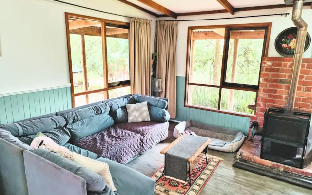 Rustic Country Lane Farmhouse in Lysterfield