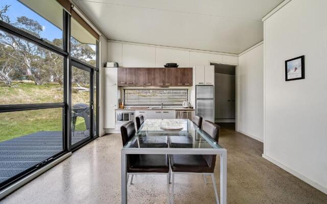 Ecocrackenback 16 'Sustainable, luxurious chalet close to the slopes.'