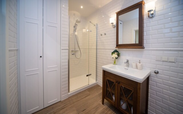 Maya's 22 - River view