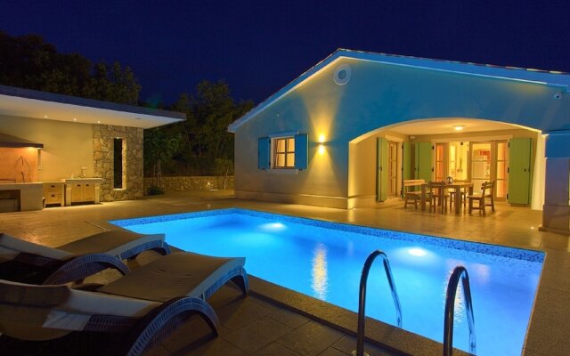 Alluring Villa in Kras With a Swimming Pool