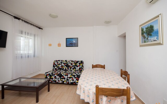 Apartments and Rooms Jaka