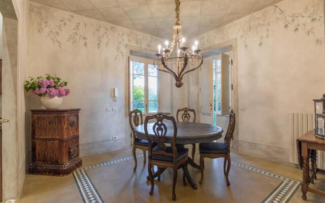 Villa Liberty 1927 with heated pool in the park