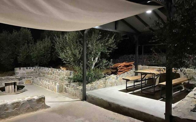Lovely Nature Stone House in Sisi