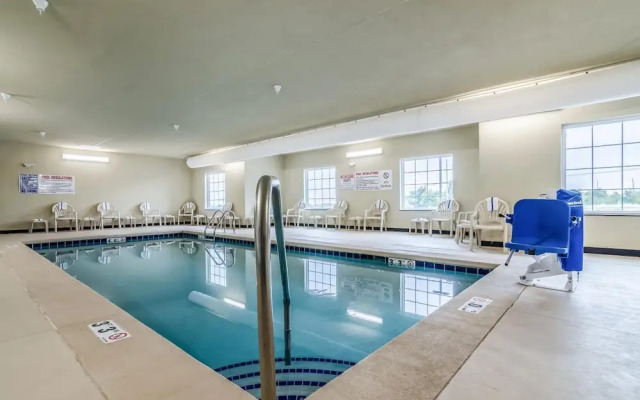 Cobblestone Hotel & Suites - Newport
