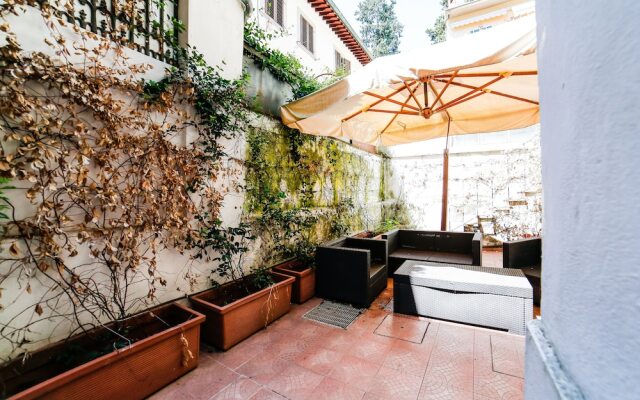 Traditional apt Close to The Duomo - private yard!