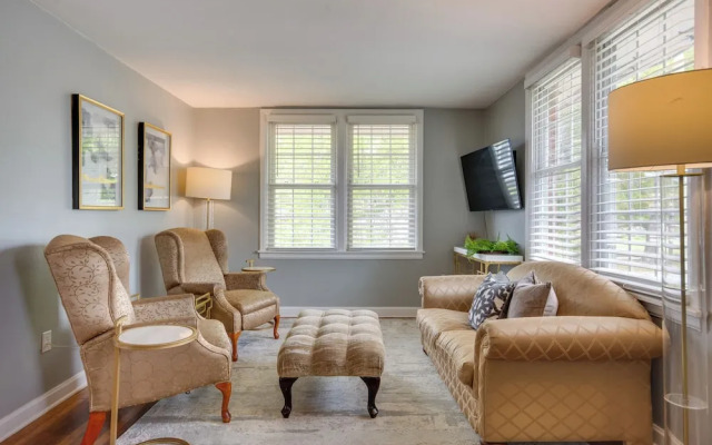 2 Mi to Dtwn Pensacola: Charming Apartment