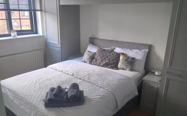 Beautiful 2-bed House in Bolton With Free Parking