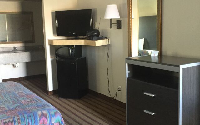 Camelot Inn & Suites Veterans Memorial NW Houston