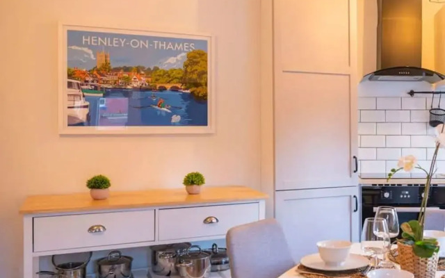 Super Central Apartment Close To River Station