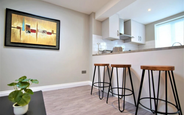 Modern two Bedroom Next TO Brighton Station