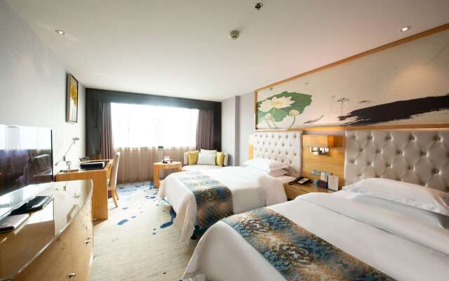 Ramada by Wyndham Encore Kaili West