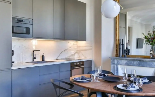 Design Passy Terrace 2 Bedroom Apt With Balcony in Paris