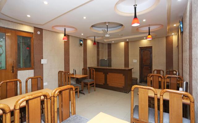 OYO 4889 Hotel Moon 2