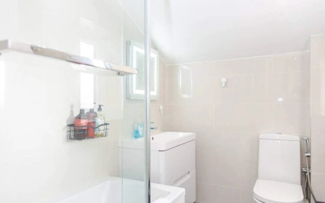 Bright 2 Bedroom House in Stratford With Garden