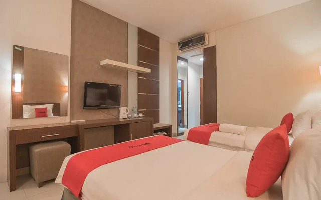 RedDoorz Premium near Paris Van Java Mall