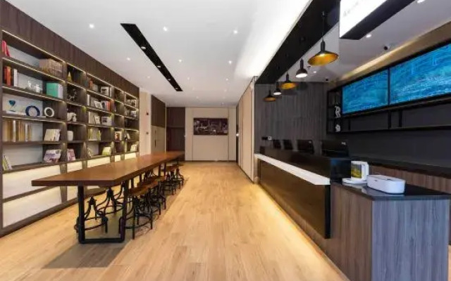 HanTing Hotel (Zhengzhou Huanghe Road Subway Station)