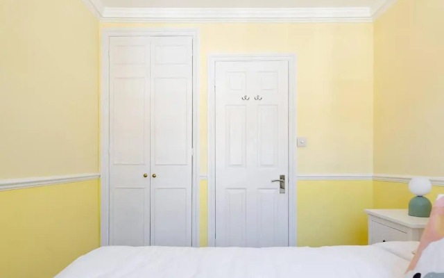 Spacious 3 bedroom flat with terrace