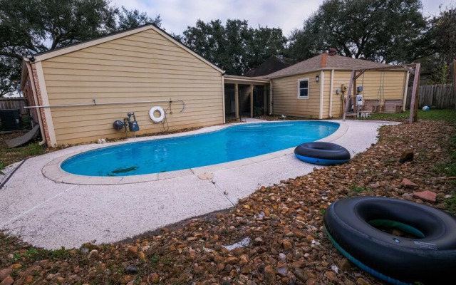 3Bdrm 2.5Bath 6Beds - Pool House