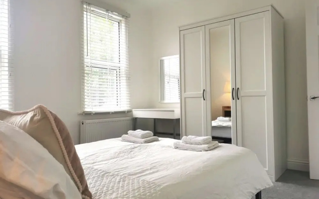 London Retreat-2 Bedroom House Parking & Garden