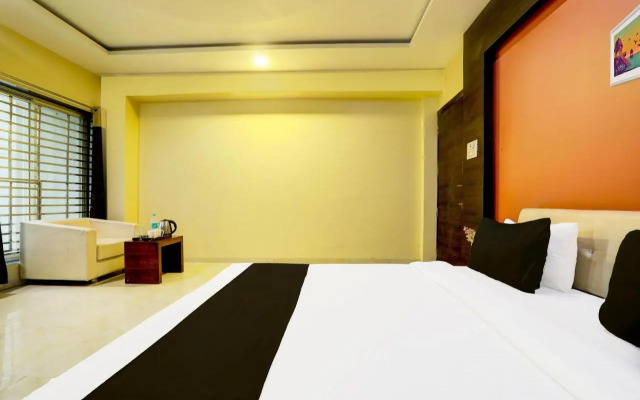 OYO 27960 Hotel Divya Sai Palace