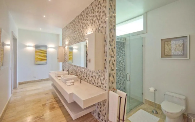 Modern Villa With Ocean View and Service Staff