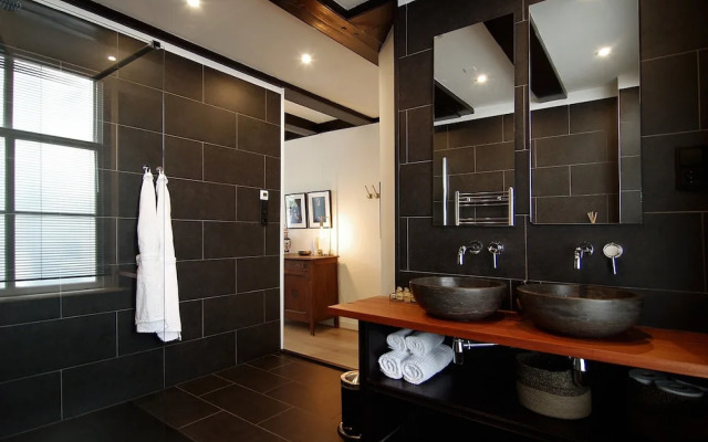 1637 Historic Canal View Suites