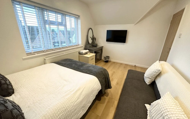 Charming 3-bed Home Minutes From City Centre