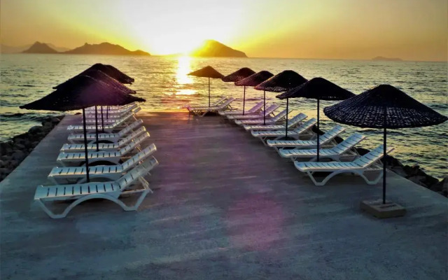 Sunset Mavi Apart