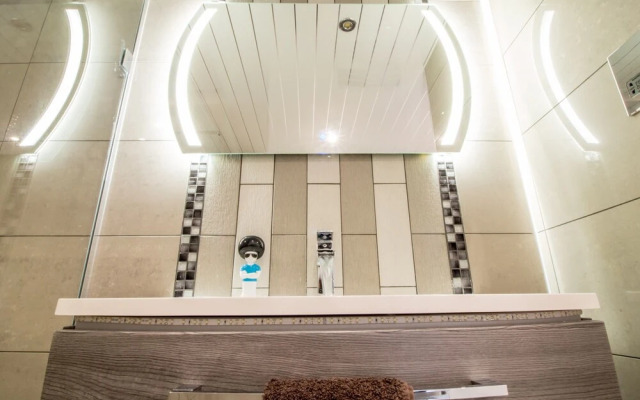 Stunning 3 BR Penthouse Apartment, River View