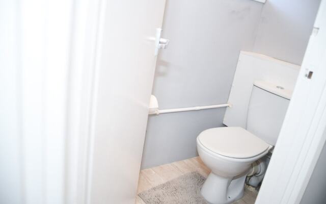 2ndhomestays -willenhall-charming 3-bedroom Home
