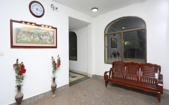 OYO Capital O 5879 Radha Damodar Residency