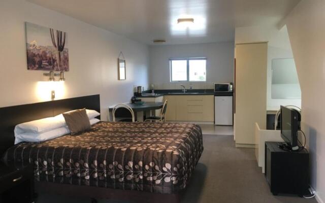 Colonial Manor Motel