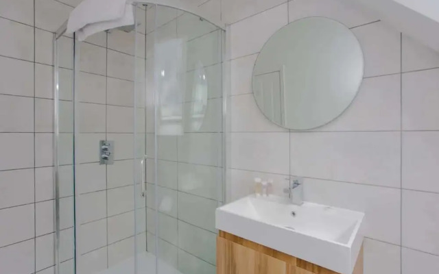Bright and Airy 3 Bedroom Maisonette in South London