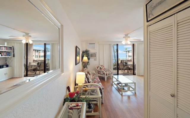 Kona Reef F2 Charming Oceanfront Condo for 4!