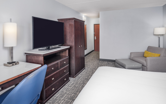 Crowne Plaza Milwaukee Airport by IHG