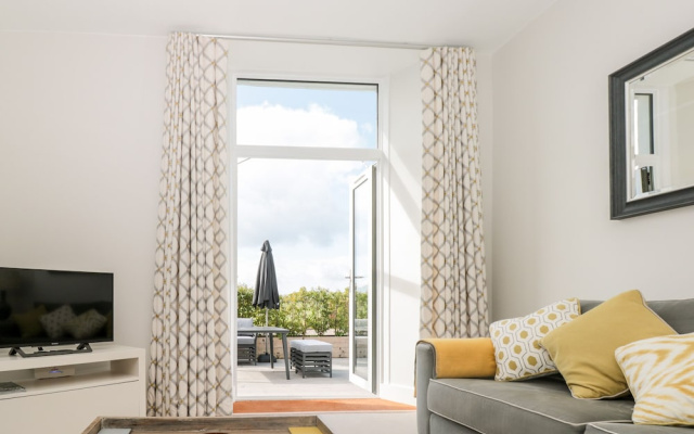 2 The Manor House, Hillfield Village
