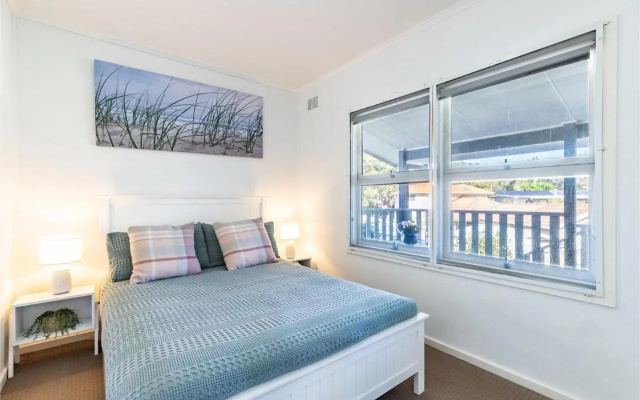 Blue Waters 7 Cook St Pet Friendly and Water Views – Guest Rooms – Salamander Bay
