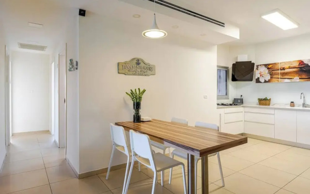 Gugel Waves Seaview 4BR Family Aparts