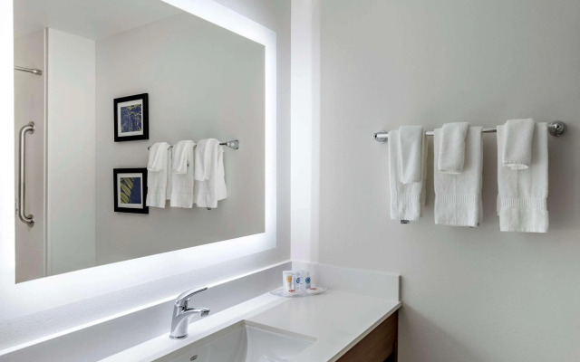 Comfort Suites Grandview - Kansas City