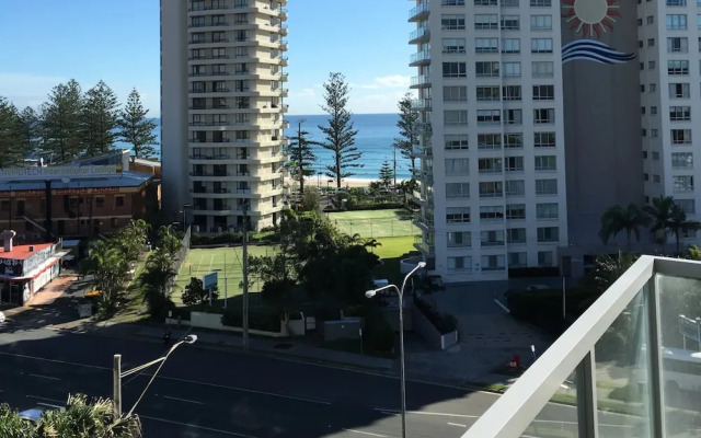 Modern 2 Bedroom Ocean View Apartment In Burleigh Heads
