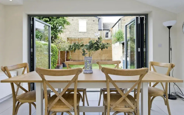 Stunning Recently Renovated 3 Bedroom Home Fuham - Munster Village