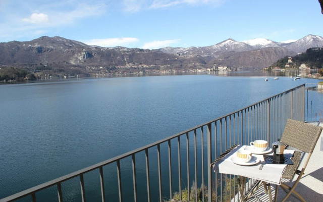 Lakefront Apartment With Spectacular Views